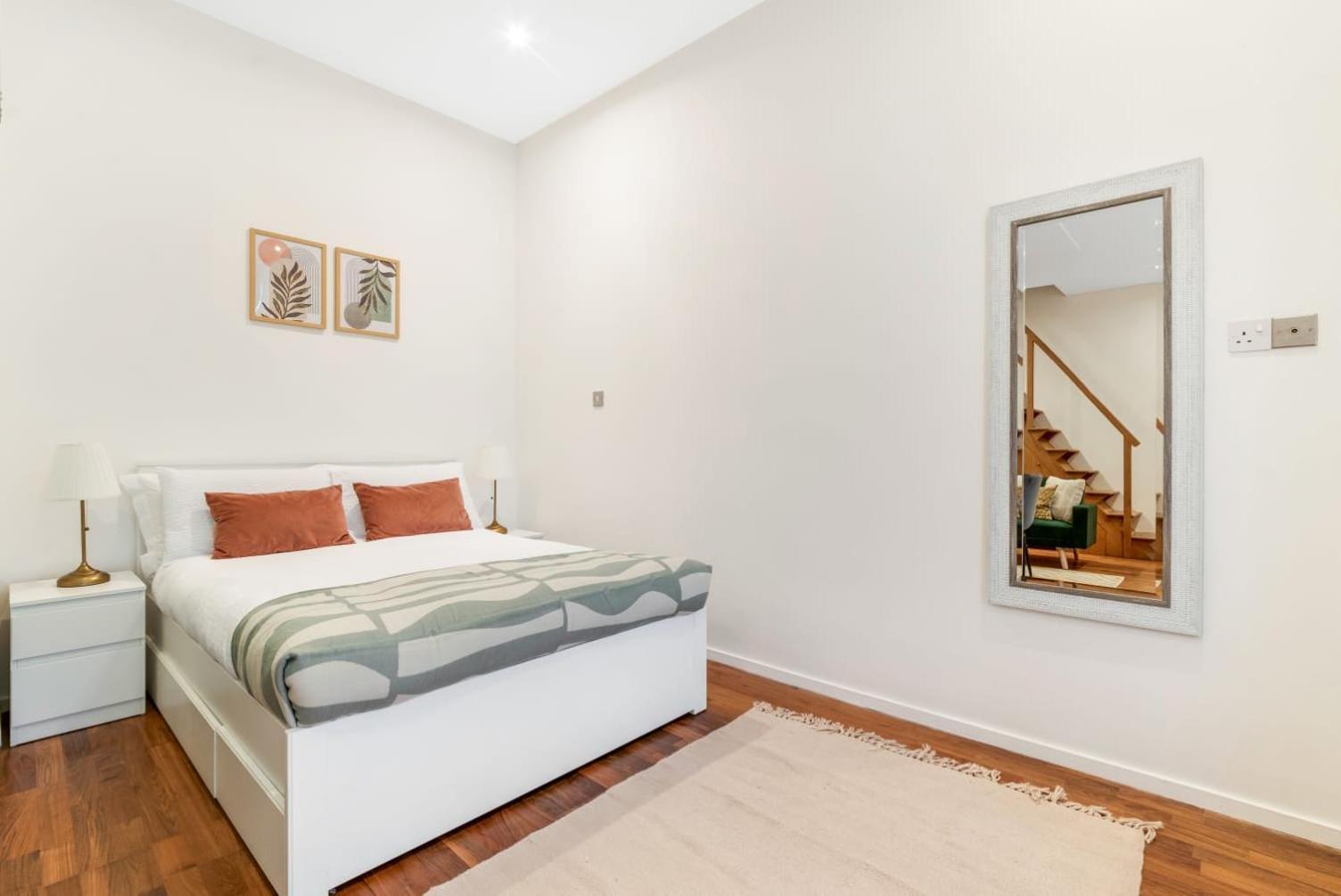 Easy 8mins Walk To Hyde Park, 13mins Walk To Oxford Street *